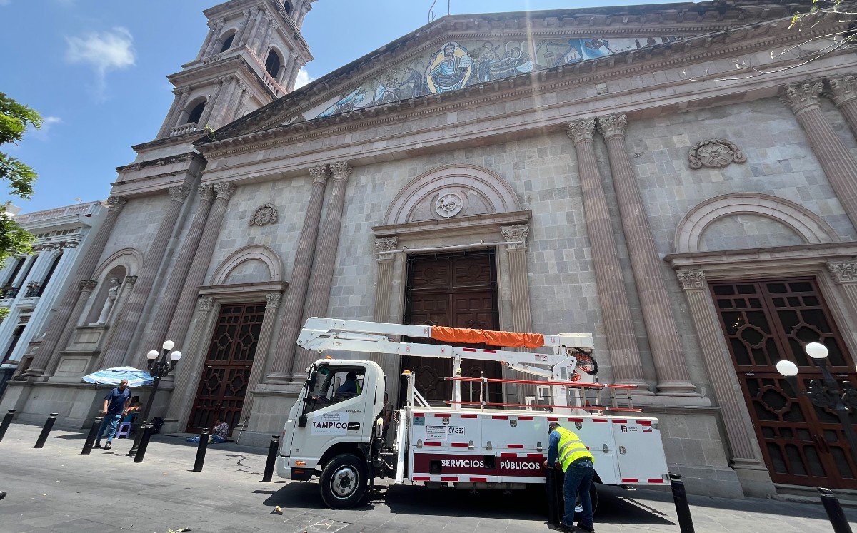 Buscar restaurar mosaico de la catedral de Tampico. | Yazmín Sánchez