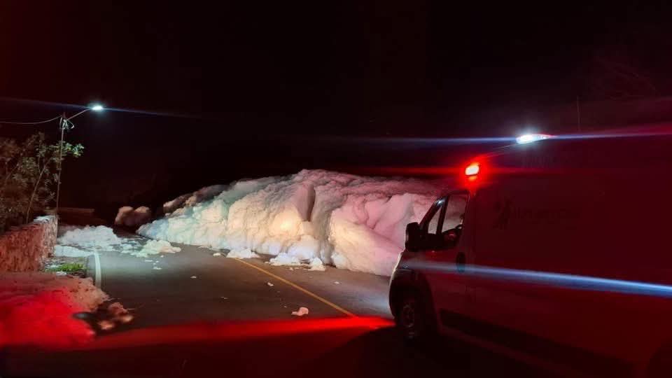 Carretera de Hidalgo cumple una semana en crisis por invasión de espuma tóxica. (Cortesía)