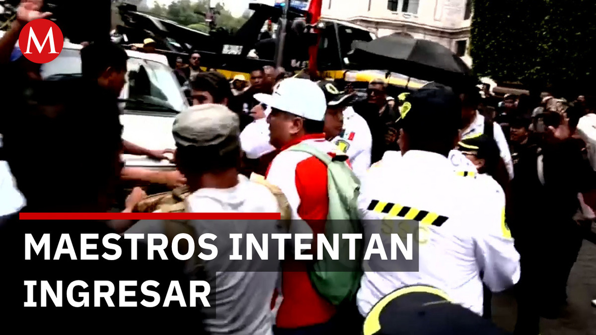 CNTE se enfrenta con policías de CdMx durante intento de ingreso al Zócalo