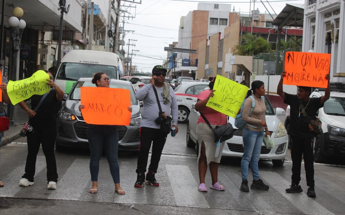 Comerciantes se manifiestan y cierran calles del Centro de Tampico. | Jesús Alberto García