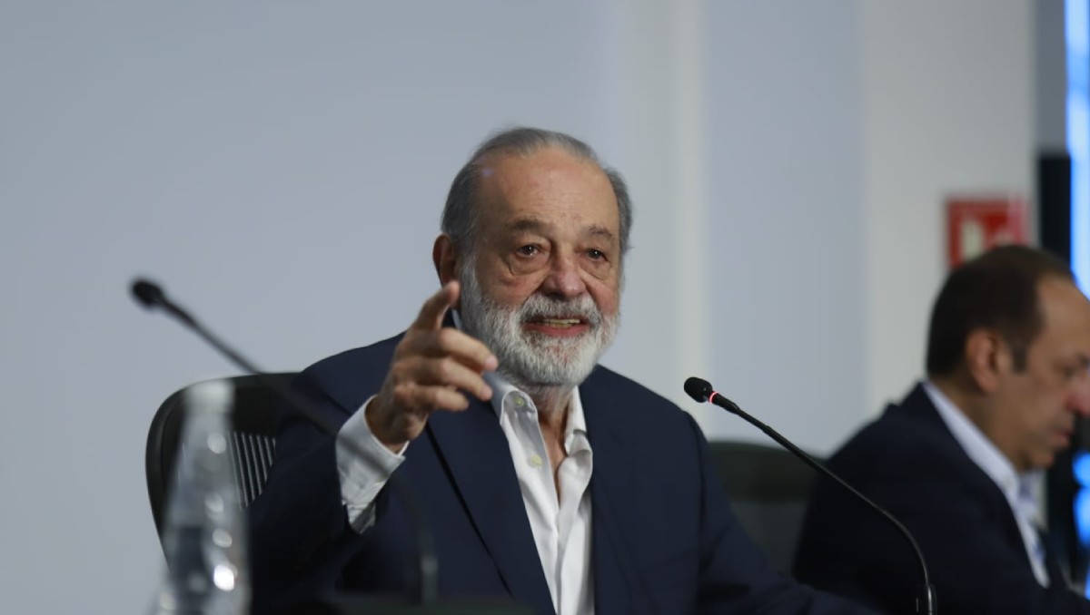 Conferencia de prensa de Carlos Slim Helú, acompañado por Arturo Elias Ayub y Marco Antonio Slim Domit. | Foto: Juan Carlos Bautista