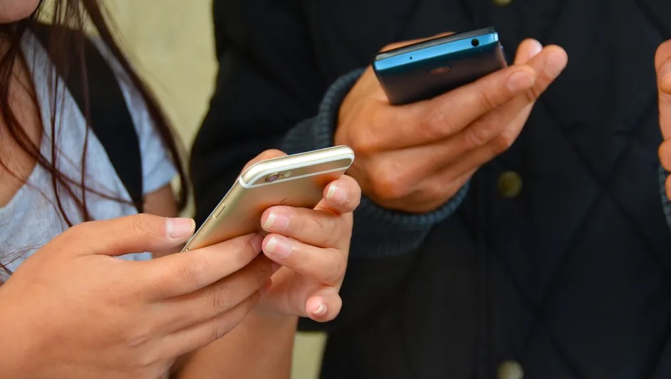 Docentes y especialistas advierten que el celular puede ser tanto una herramienta educativa como un distractor constante. | Tania Contreras