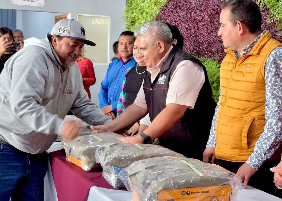 Entregan 142 uniformes a sindicalizados en Tepeapulco. (Cortesía)