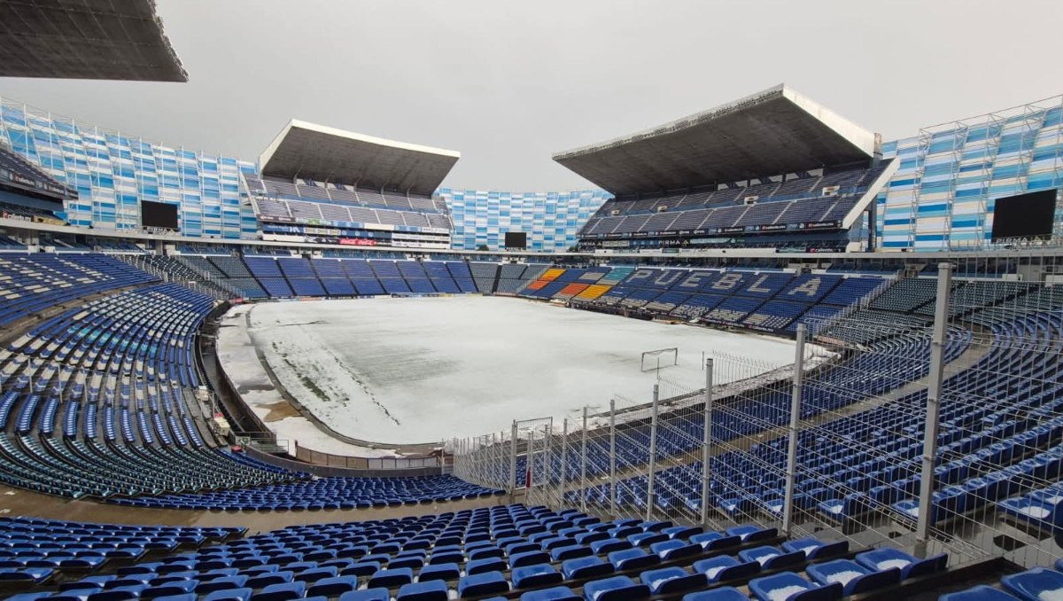 Estadios Cuauhtémoc y Hermanos Serdán lucen con capa de granizo | Redes Sociales