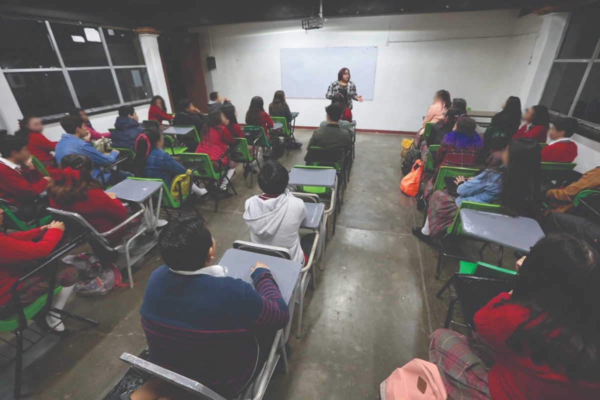 El uso excesivo de teléfonos móviles en menores preocupa por sus efectos en el aprendizaje, el sueño y la convivencia escolar. | Tania Contreras