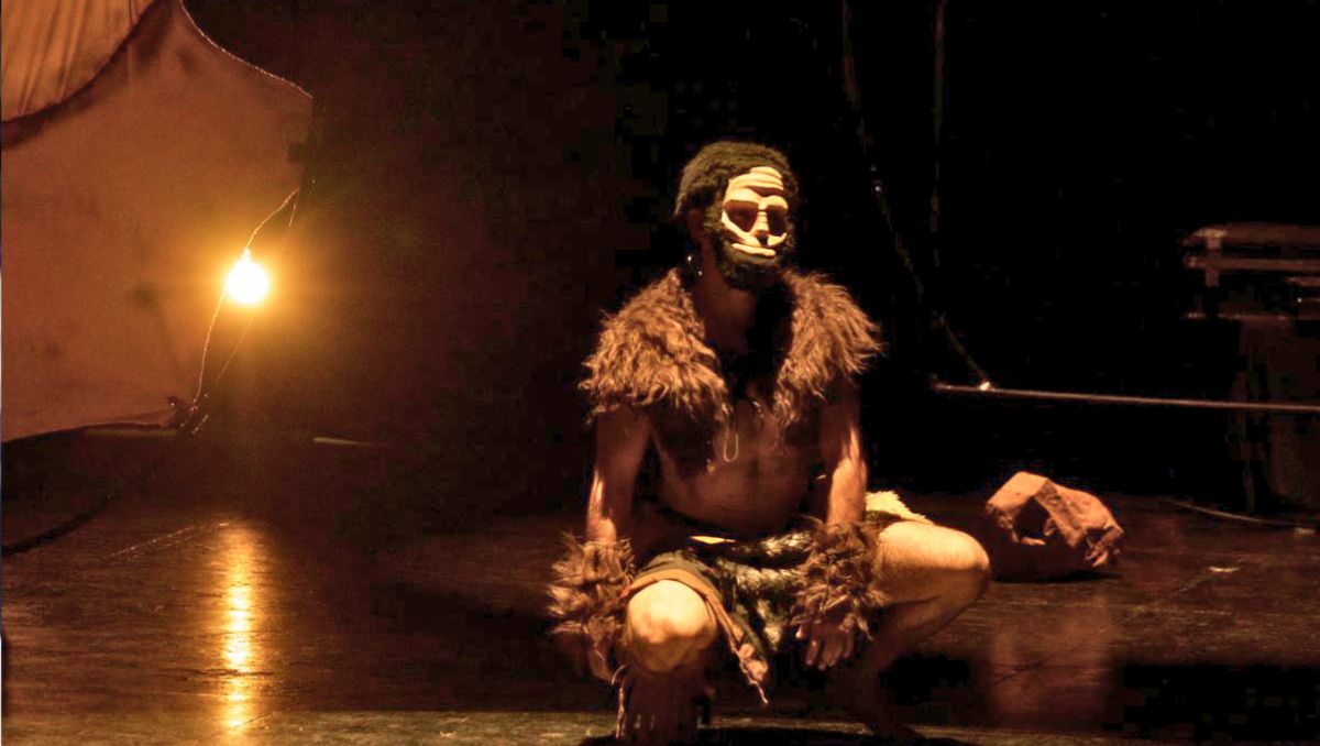 Se trata de la experiencia de clown y teatro físico que cuestiona la evolución humana con humor y poesía escénica. | Especial