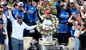Felix Rosenqvist logró una emocionante victoria en las 500 Millas de Indianápolis.