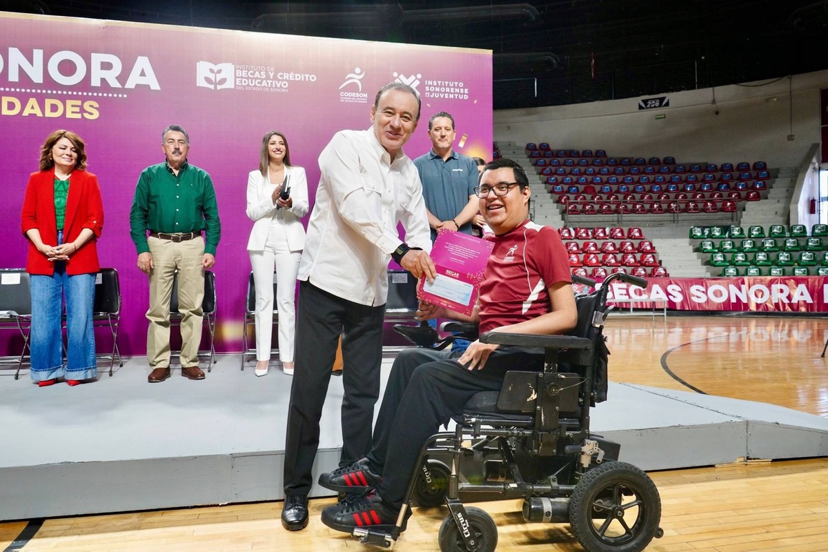 El gobernador Alfonso Durazo otorgó 657 becas Codeson 2025 a atletas y entrenadores de Sonora. | Especial