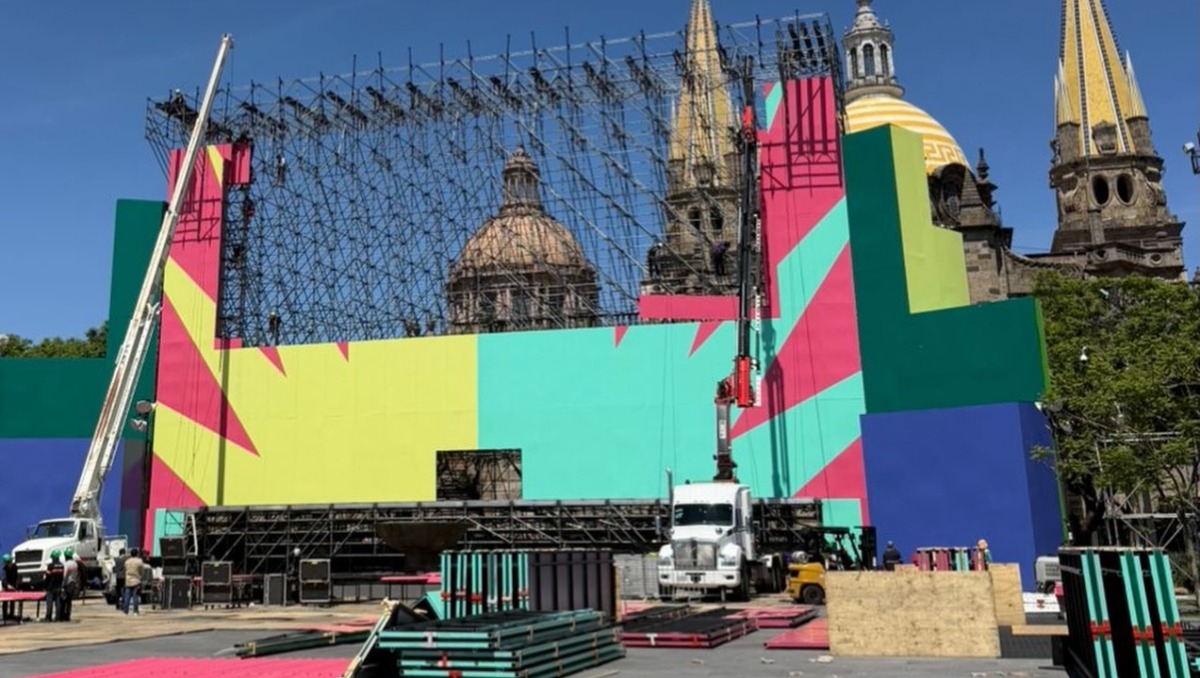 Mientras tanto, el gobierno de Jalisco se dice listo y llevan a cabo la colocación del Fan Fest en el centro tapatío (Foto: Cortesía GDL2026)