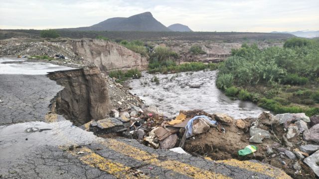 Habitantes temen accidentes y daños a viviendas ante el avance del arroyo, cuyo terreno se reblandeció tras las recientes lluvias.| Especial.