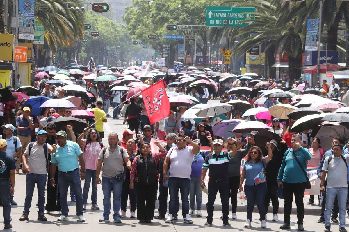Cientos de maestros de la CNTE instalaron casas de campaña y comedores comunitarios a lo largo de la avenida 5 de Mayo. | Jesús Quintanar