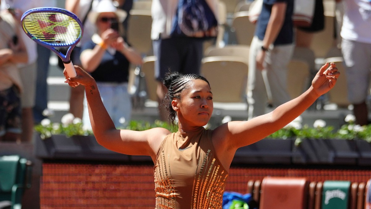 Naomi Osaka luce impresionante atuendo con lentejuelas previo a su triunfo en Roland Garros (AP)
