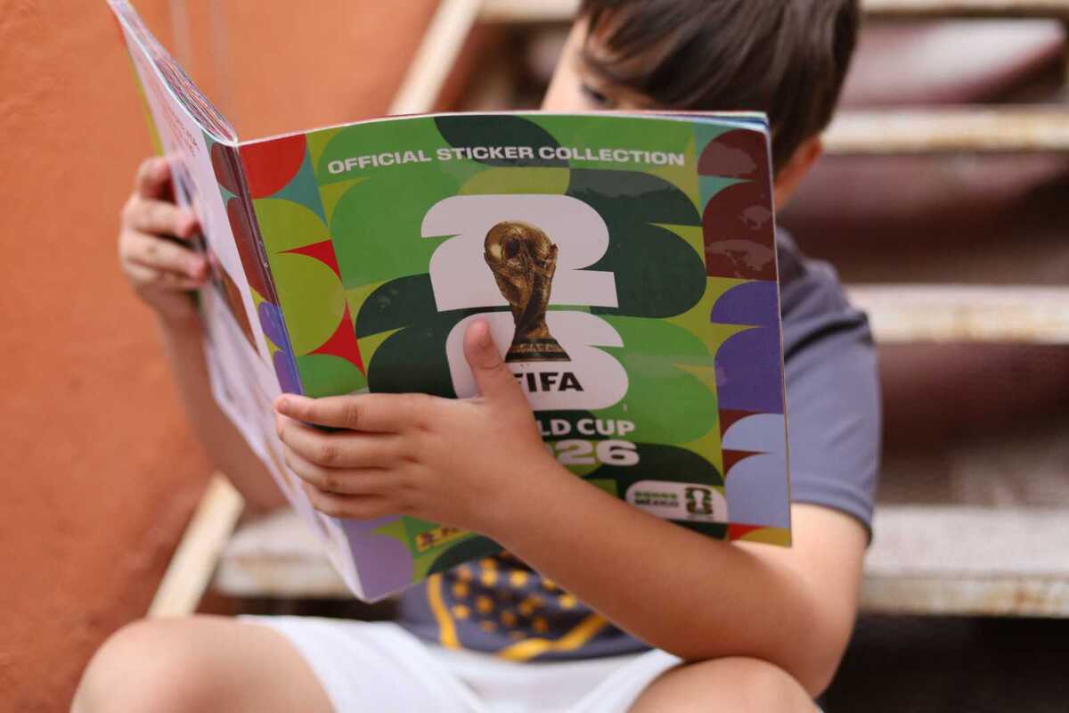 Niños, jóvenes y adultos abarrotan tiendas y plazas para comprar e intercambiar cromos del álbum Panini.| Verónica Rivera.