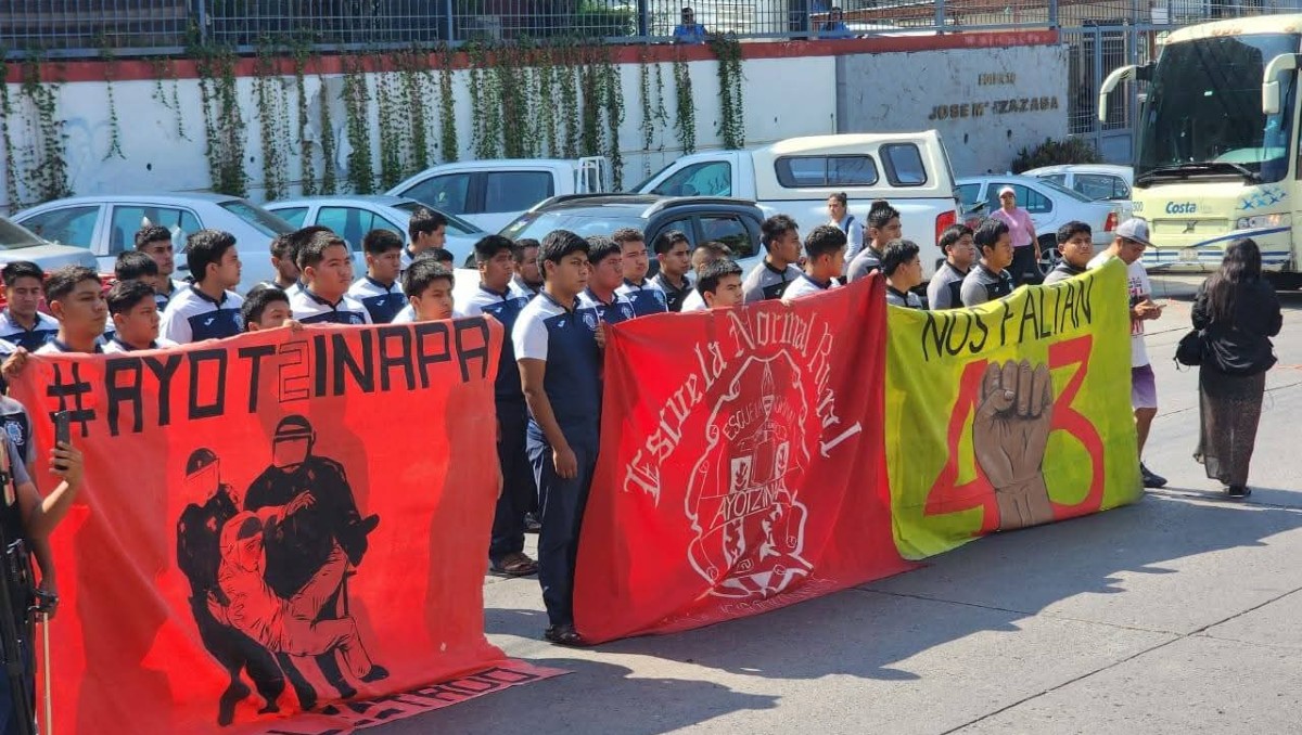 Padres de los normalistas protestan en el antimonumento. | Foto: Especial