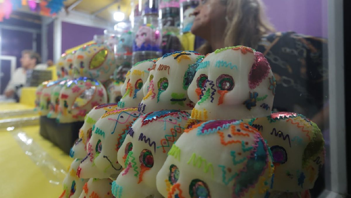 La pasta de Alfeñique se utiliza para crear las calaveritas de azúcar. | Foto: Especial