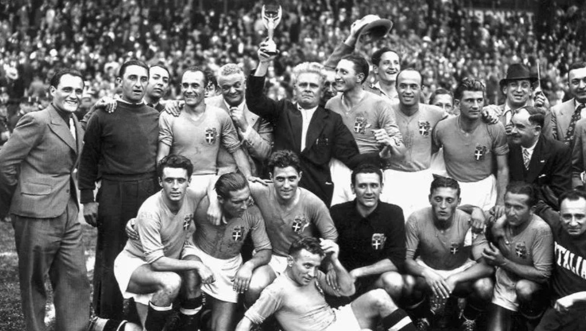 Selección de Italia tras conquistar el bicampeonato en el Mundial de 1938 (AFP)