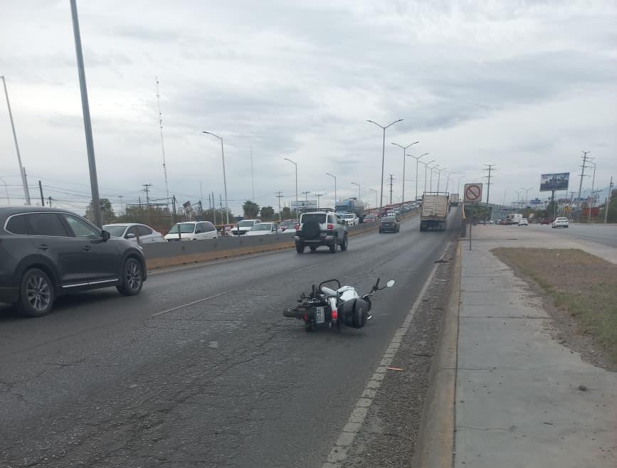 En Torreón, motociclista derrapa y se golpea el rostro. | Milenio Policía.