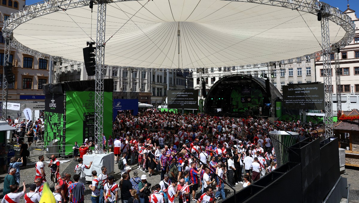 Aficionados del Rayo Vallecano y Crystal Palace previo a Final de la Conference League (Reuters)