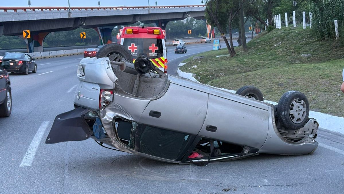 El automóvil quedó volcado sobre uno de los carriles laterales, provocando tráfico lento | Pedro Delgado