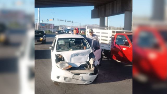 El conductor de un Matiz impactó una camioneta detenida por el semáforo rojo en el bulevar Ejército Mexicano de Gómez Palacio.