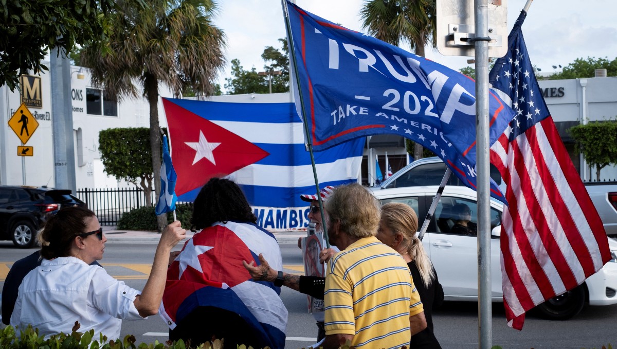 Cubanos se reúnen frente al Café Versalles. | Reuters