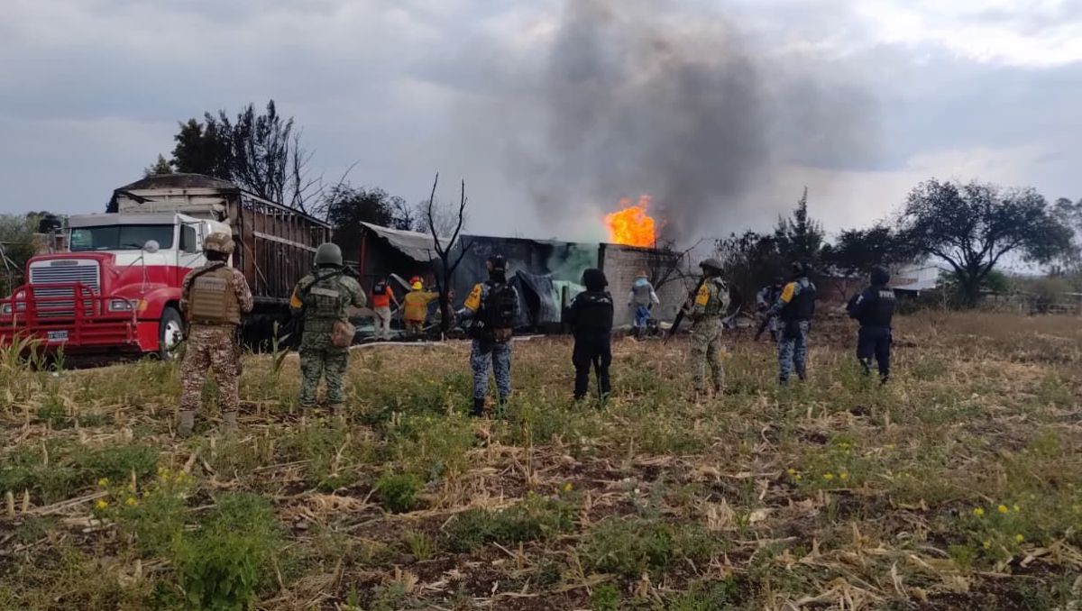 Incendio de tractocamión destapa presunto centro ilegal de combustible en Juventino Rosas, Guanajuato | Imágenes de Seguridad y Paz