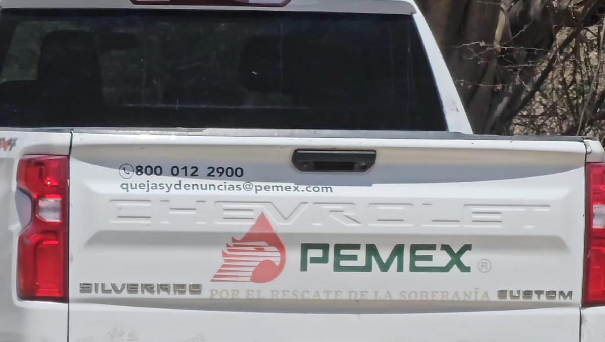 Ingenieros de PEMEX acudieron al lugar para cerrar el ducto; piden denunciar cualquier irregularidad (Foto: Juan Carlos Munguía)