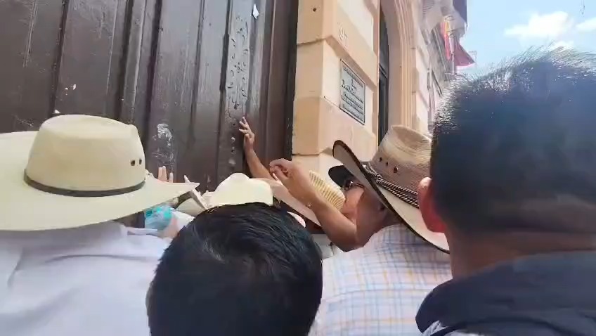 Integrantes del Movimiento del Sombrero intentaron ingresar al Congreso de Michoacán. | Especial