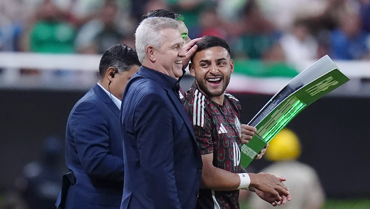 Javier Aguirre, técnico de la Selección Mexicana, aún duda si Alexis Vega podrá llegar en buena forma al Mundial.