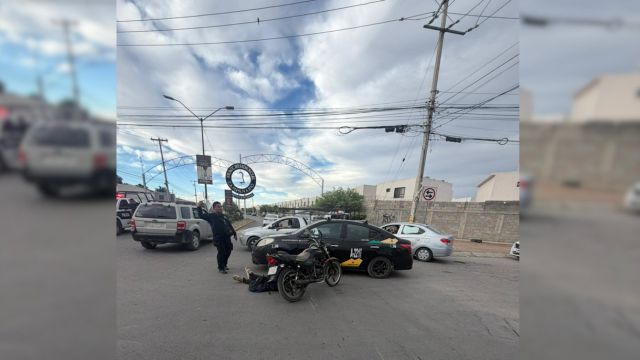 El motociclista resultó lesionado y fue trasladado a una clínica para valoración médica.|  Especial.