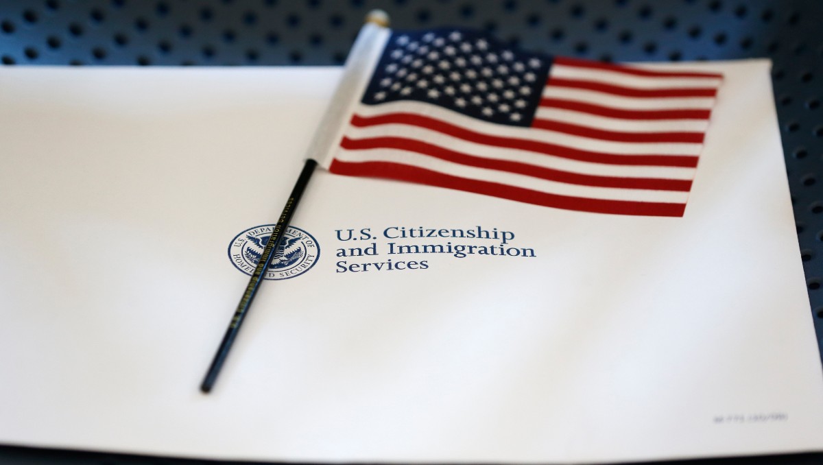 Paquete de información y bandera estadunidense en la oficina de los Servicios de Inmigración y Ciudadanía. | AP
