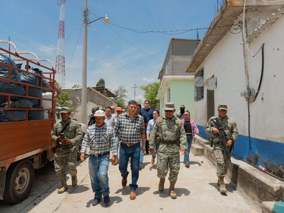 El presidente municipal de Olinalá, Guerrero, Manuel Sánchez Rosendo, se reunió con el coronel Samuel Durán Rivera  | Foto: Corresponsal