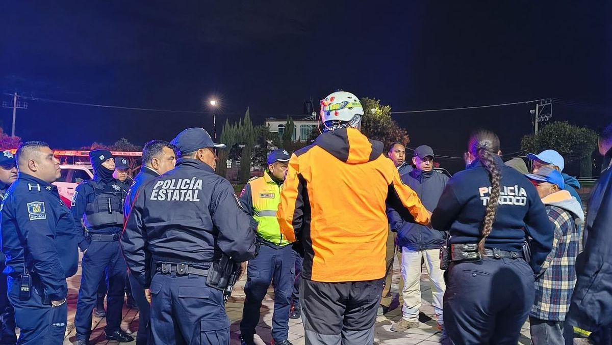 Protección Civil atendió a los 4 hombres y a la mujer tras bajar del Monte Tláloc. | Foto: Especial