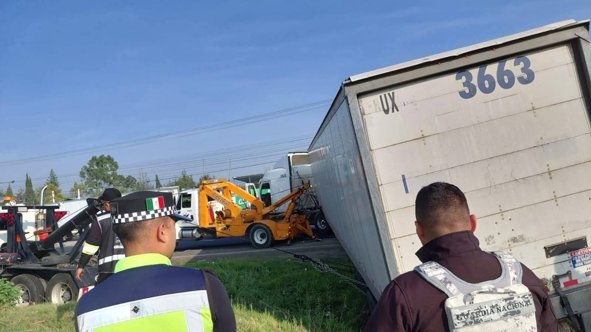 Trailer terminó inclinado sobre la carretera federal México-Pachuca. (Especial)