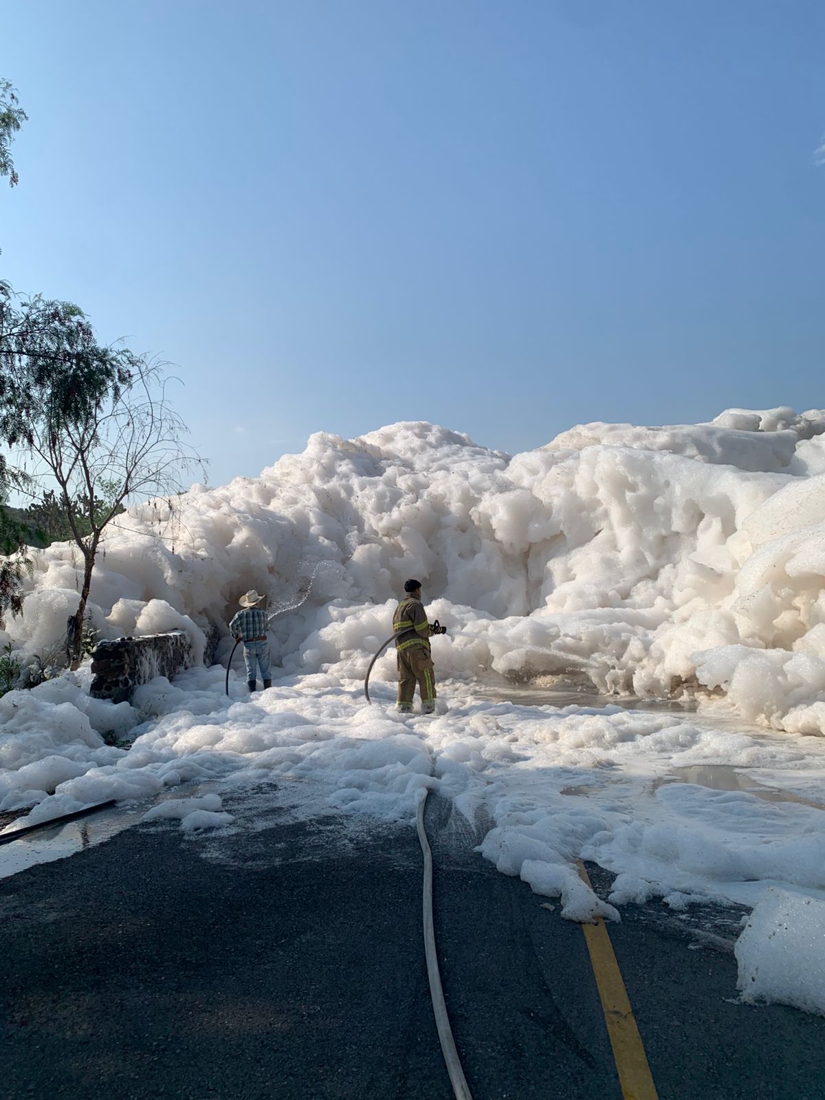 Trasvase de la Conagua y basura en canal de riego, las causas de espuma en Alfajayucan. (Cortesía)
