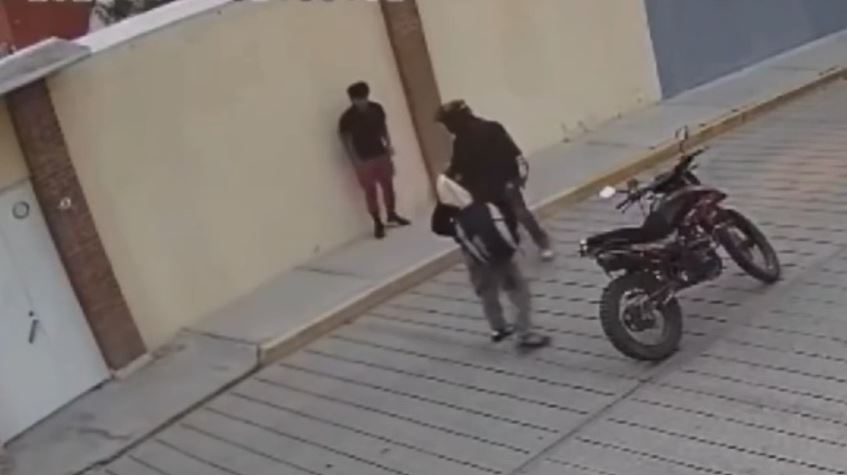 Alerta en Ixmiquilpan por motociclistas que atracan a peatones. (Redes Sociales)