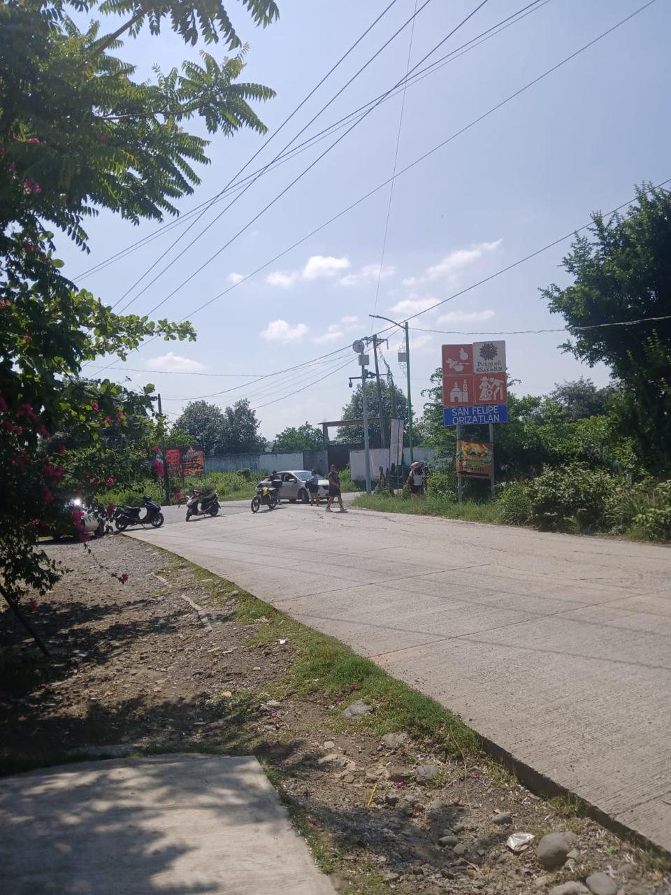 Bloquean carretera y retienen a funcionarios en San Felipe Orizatlán por incumplimiento de obras. (Wendy Salazar)