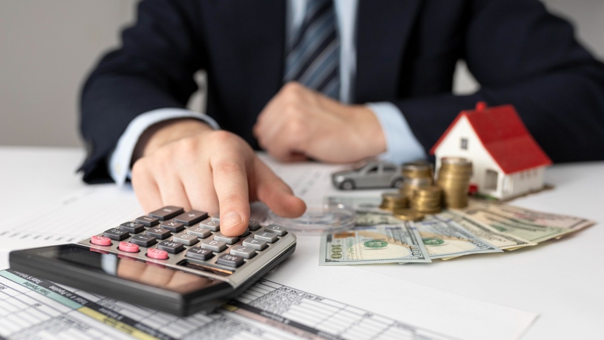 El 43.96 por ciento de los jóvenes permanece viviendo con sus padres para ahorrar dinero destinado al enganche de una vivienda. | Foto: Freepik