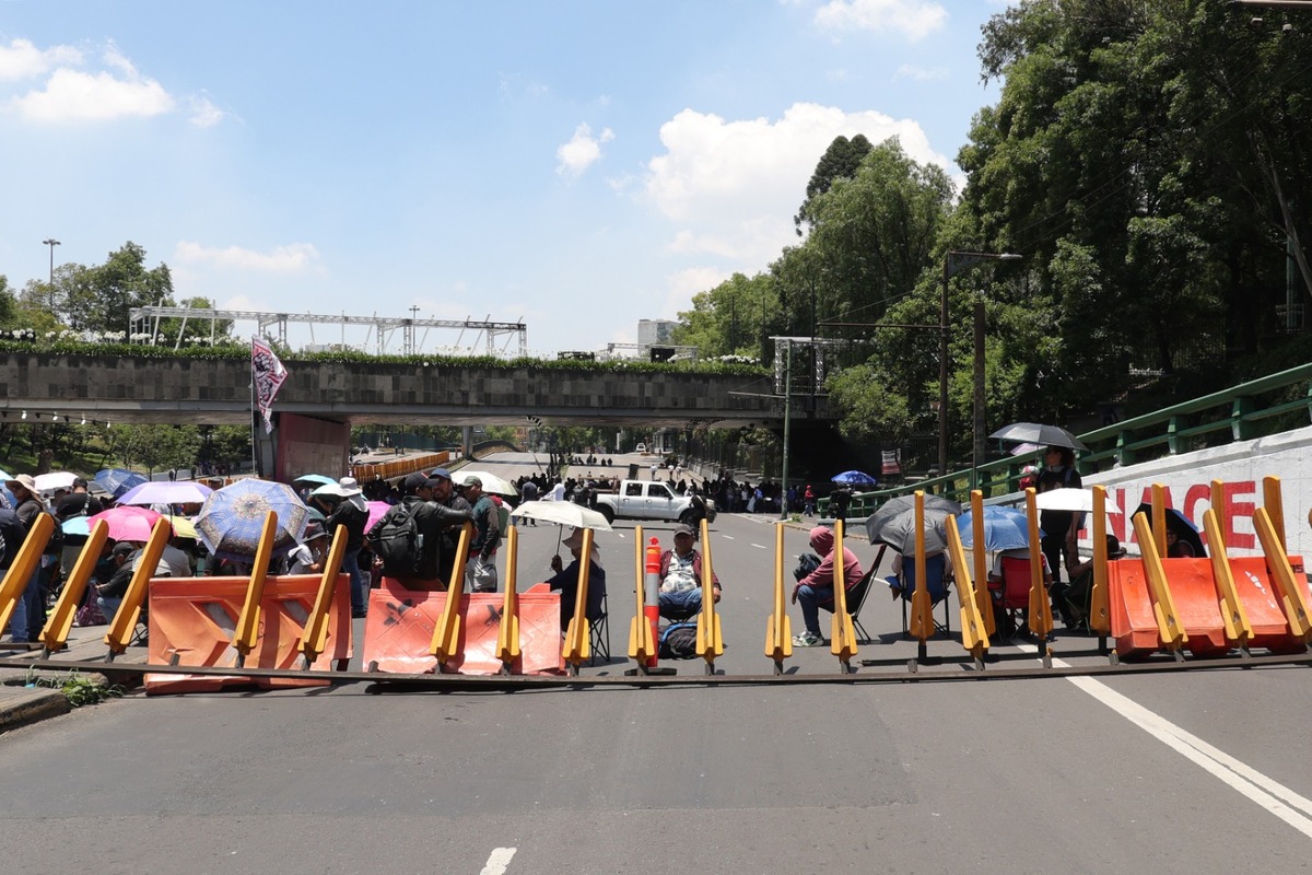 CNTE bloquean este jueves, una de las principales avenidas de Ciudad de México. (Foto: EFE)