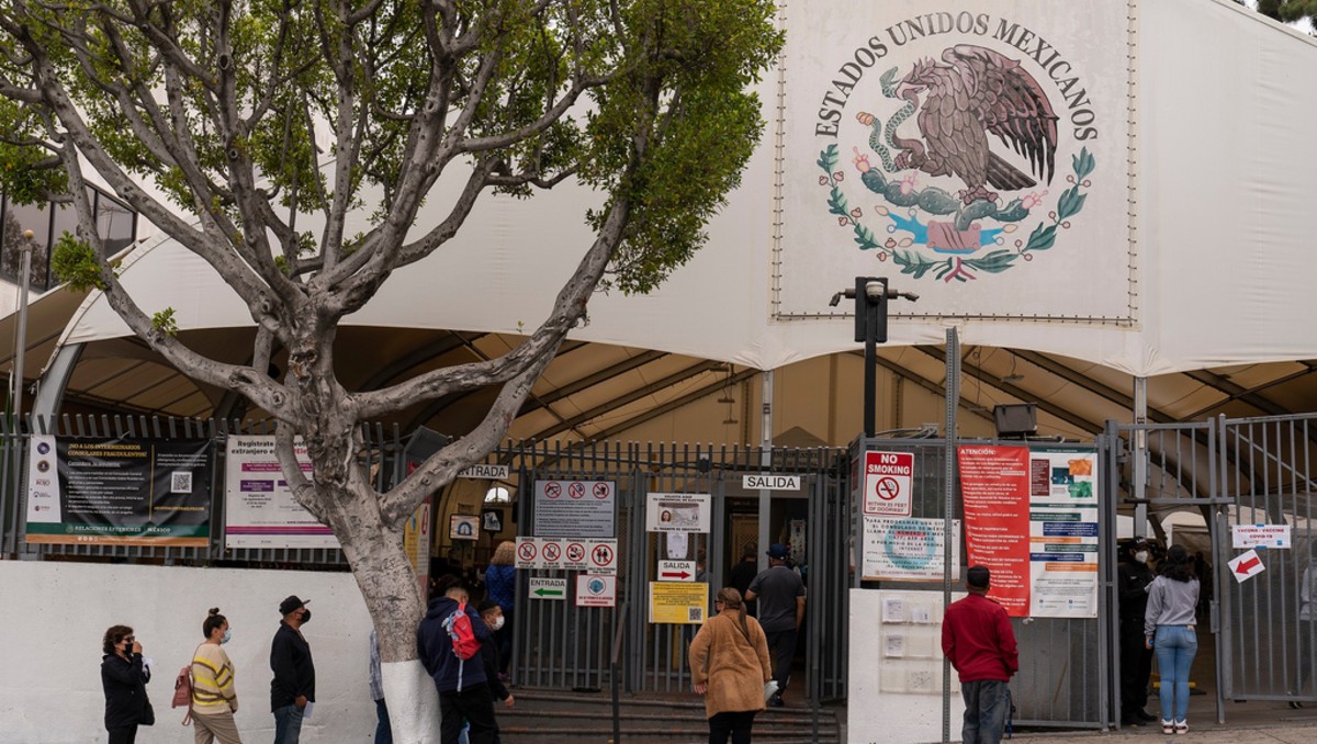 Connacionales acuden a trámites en consulado de México en Los Ángeles | Foto: AP