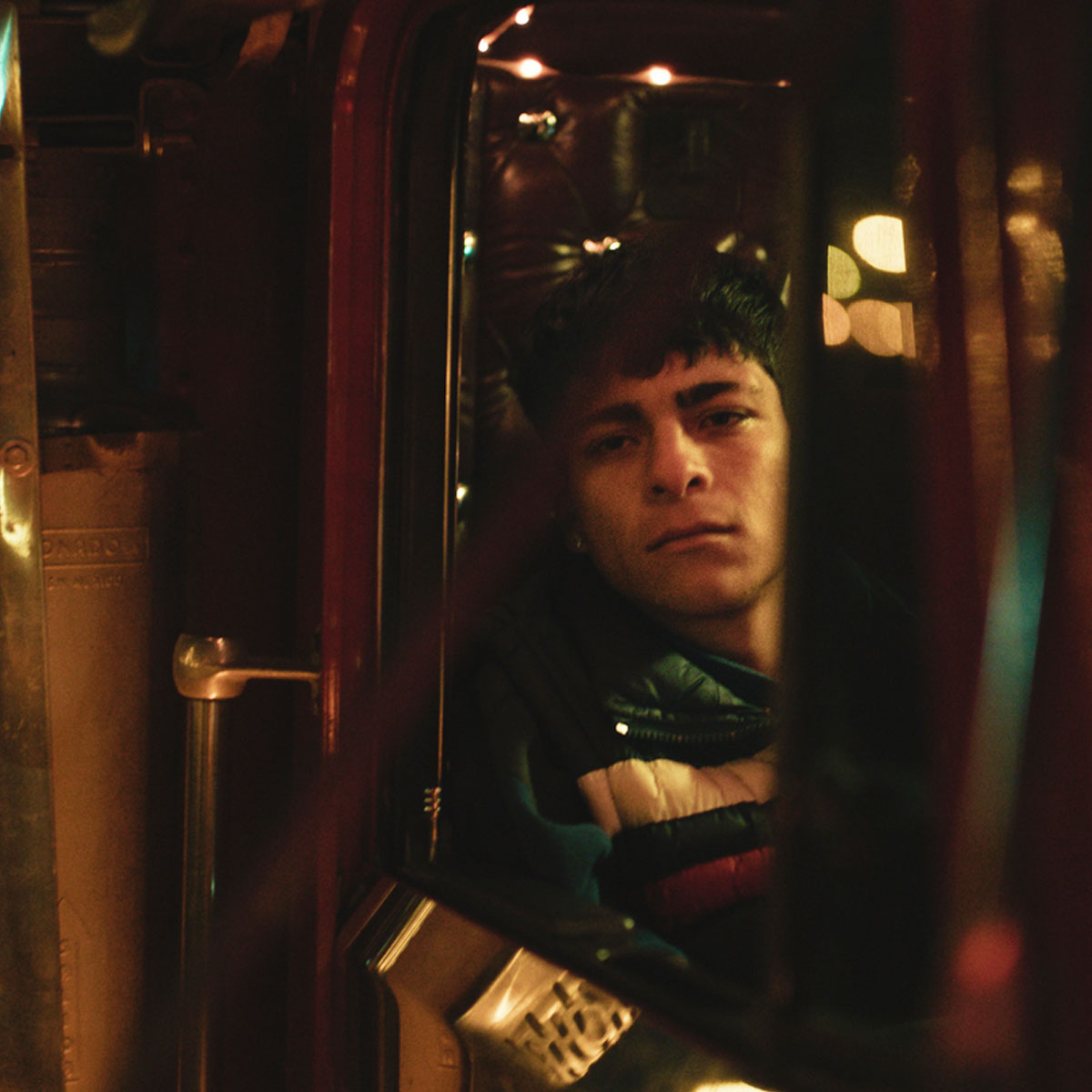 Así el universo de ‘En el camino’, la nueva película David Pablos, donde el cristal, el sexo y la violencia están en cada parada. No busca glorificar el consumo