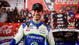 Daniel Suárez, piloto mexicano de NASCAR le dedicó su victoria en Charlotte de la NASCAR Cup Series a su mentor Kyle Bush.
