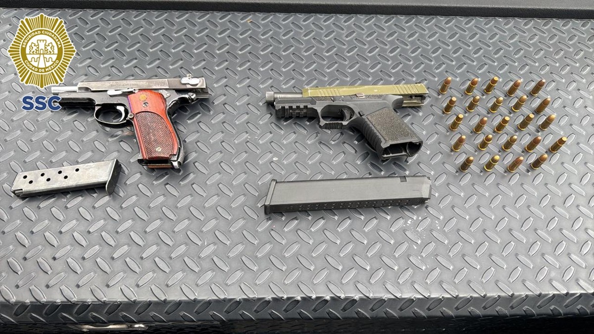 A los detenidos les aseguraron dos armas cortas y varios cartuchos de bala útiles.