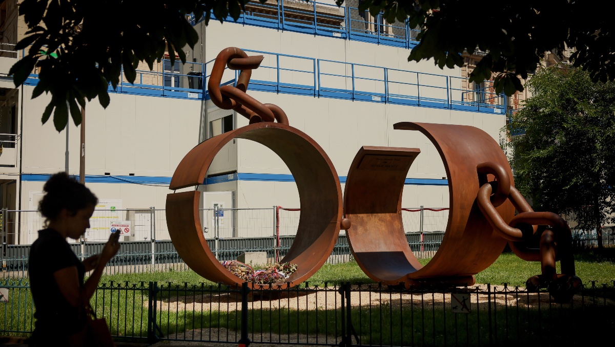 Escultura llamada "Cadenas" el artista francés Driss Sans-Arcidet, que rinde homenaje a la abolición de la esclavitud. | AP