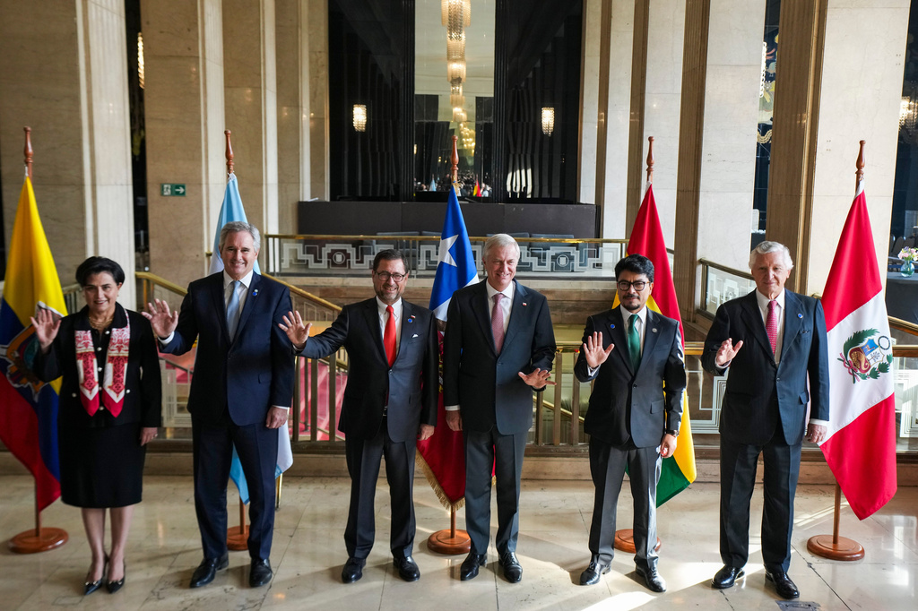 Firma del Compromiso de Santiago por parte de representantes de Chile, Argentina, Perú, Ecuador y Bolivia. | FOTO: AP / Esteban Félix