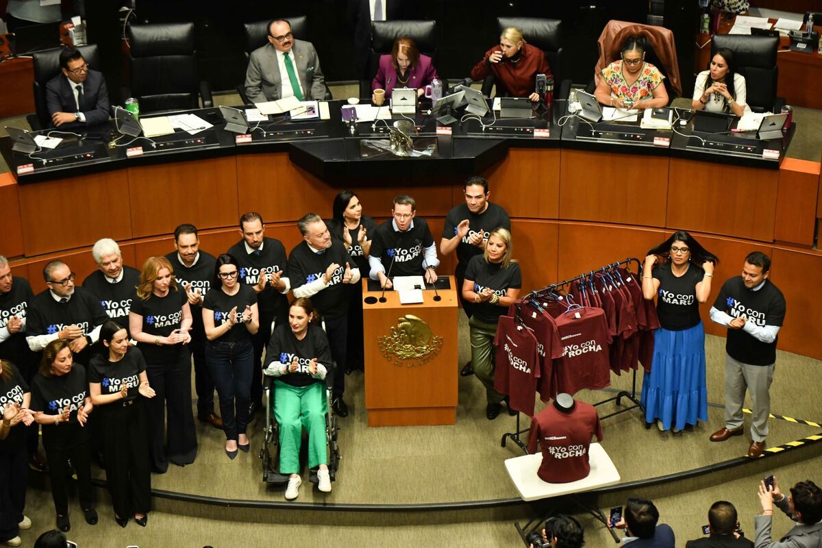 El grupo parlamentario del PAN subió a tribuna con playeras negras con la leyenda 'Yo con Maru'. | Foto: Cuartoscuro