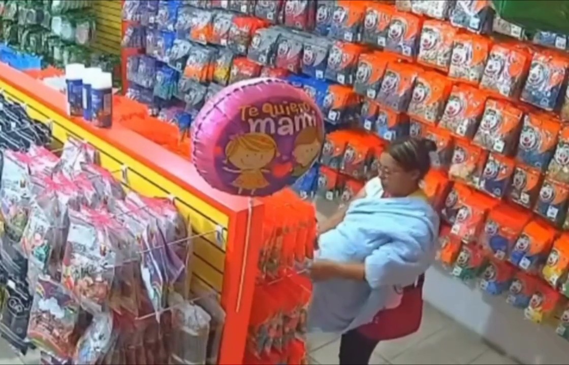 Indignación en redes por un video que muestra a una mujer presuntamente utilizando a su bebé para ocultar productos. | Especial