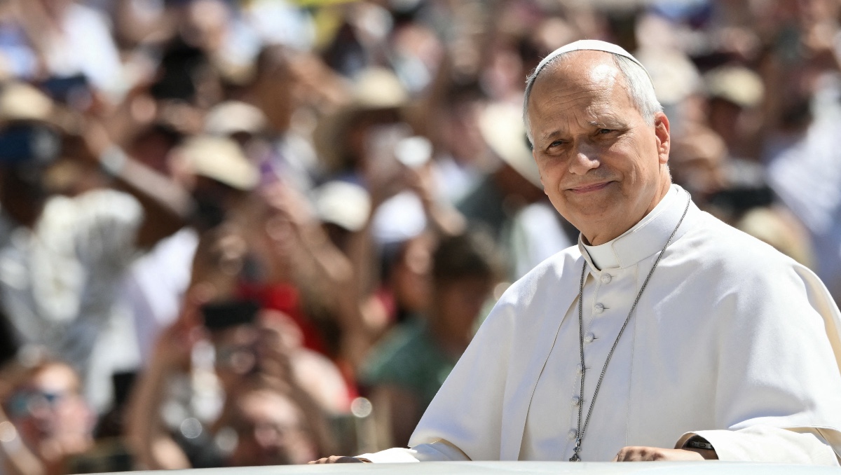 León XIV llega para asistir a su audiencia general semanal en la plaza de San Pedro, en el Vaticano. | AFP