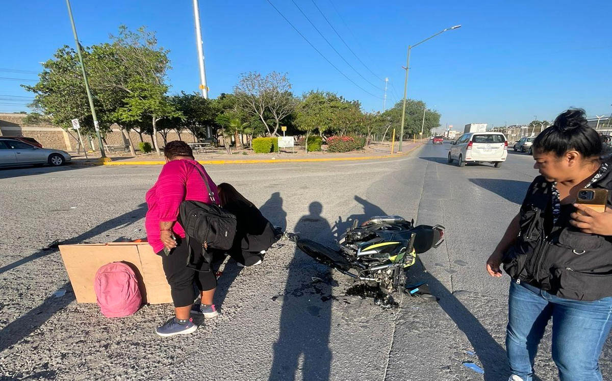 Motociclista grave tras chocar con camión de personal en Torreón. | Foto: Especial