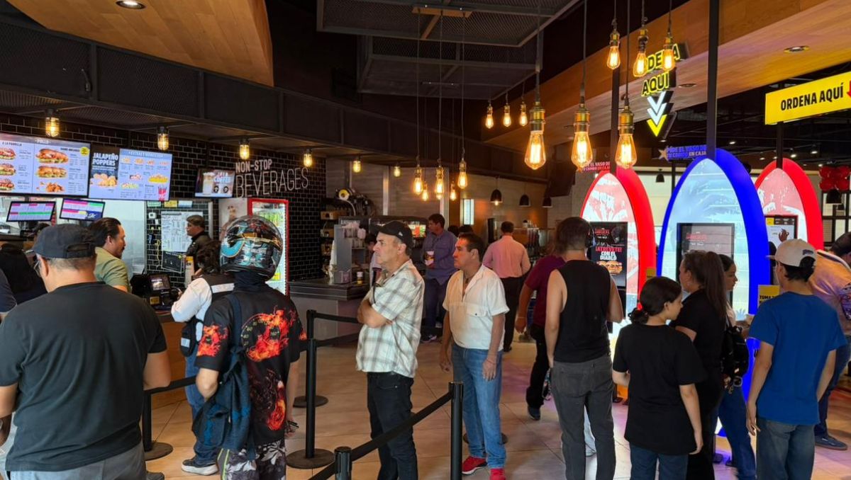 Regios acuden a comprar hamburguesas a restaurantes de la zona metropolitana. | Ángel Mercado